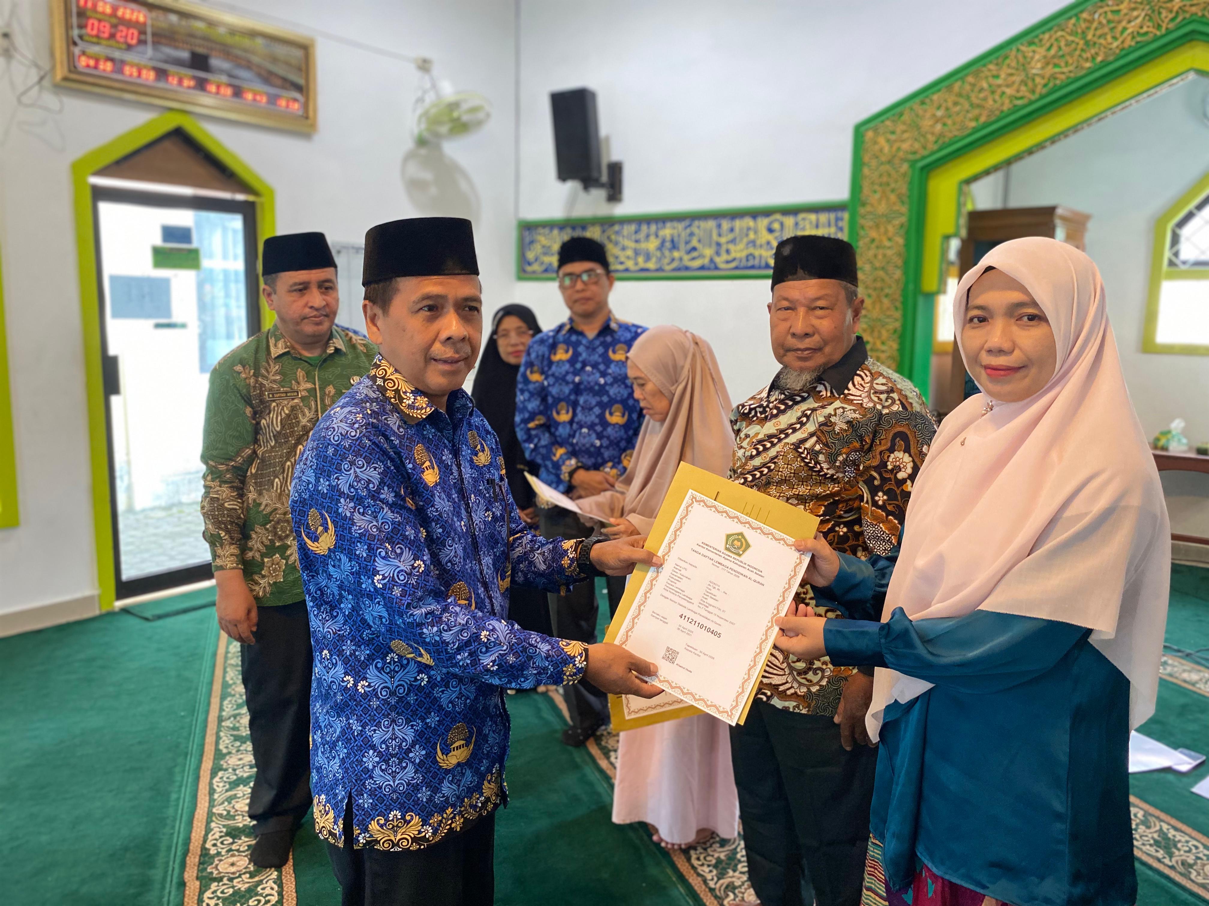 Serahkan IJOP kepada 11 LPQ, Kemenag Aceh Selatan Tekankan Pentingnya Legalitas dan Pembaruan Data