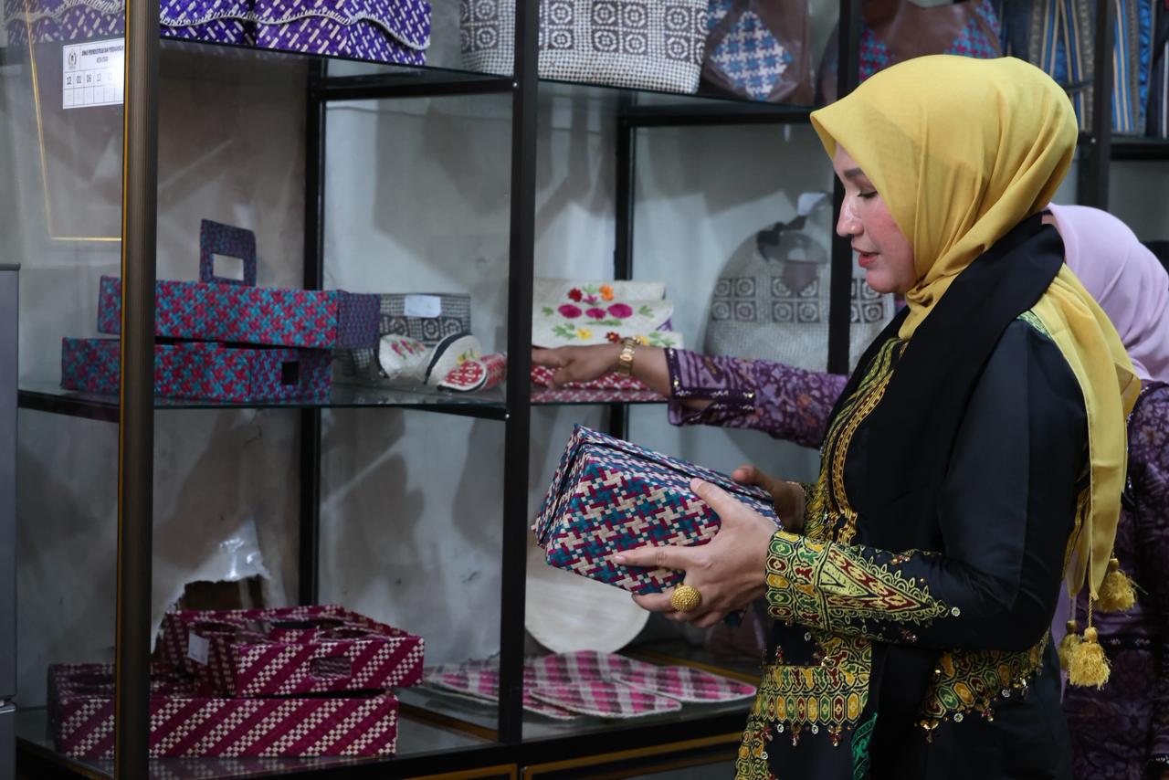 Kak Na Ajak Perajin Dekranasda Aceh Utara Kembangkan Batik Motif Aceh