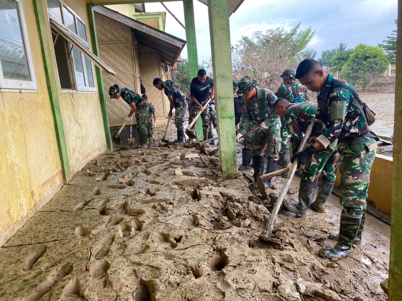 Pulihkan Sekolah Pascabencana, Prajurit TNI Bersama Guru dan Siswa Gotong Royong di SMKN 1 Kuala Simpang