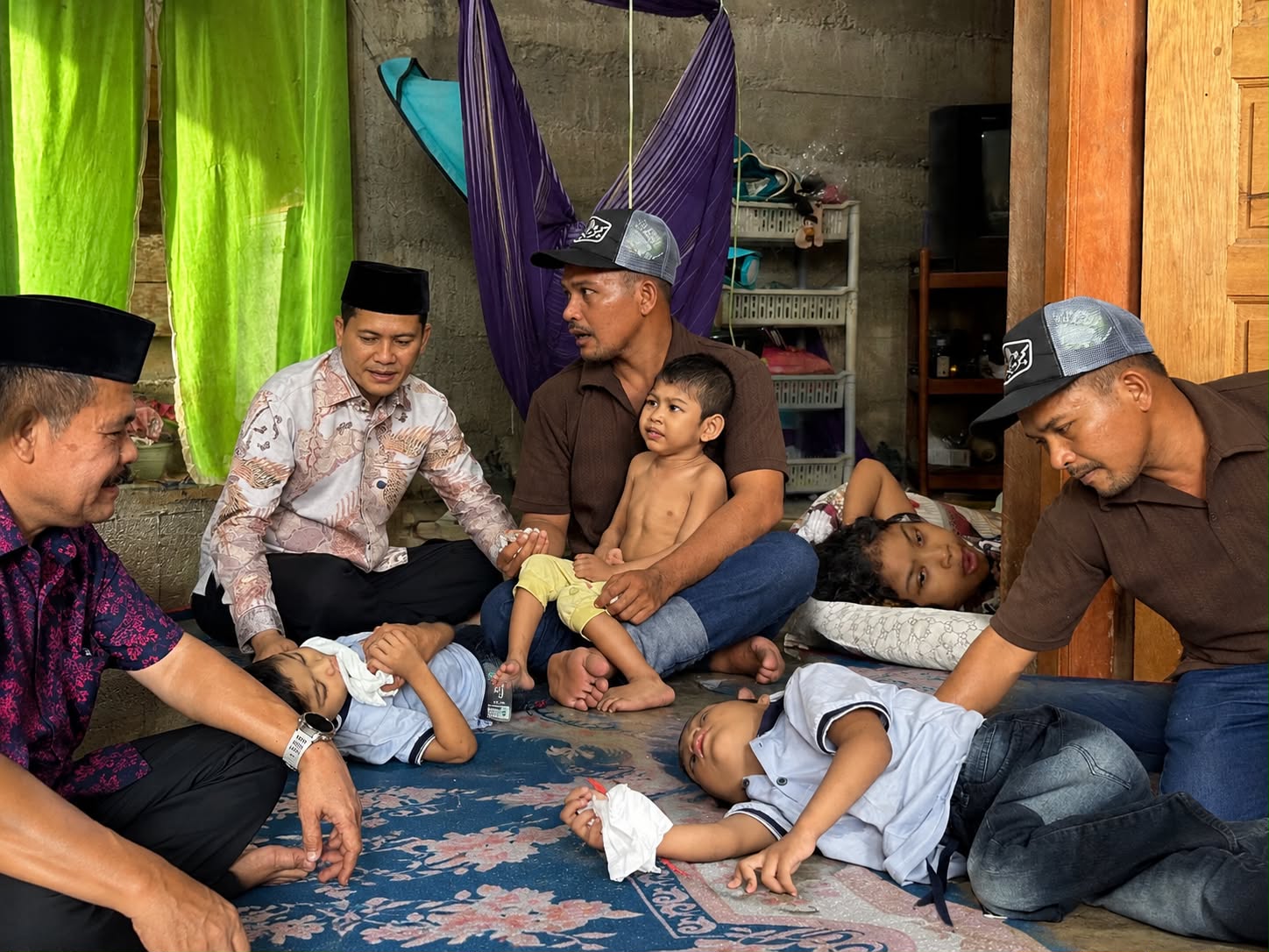 Sentuhan Kepedulian Bupati Aceh Selatan, Jenguk Keluarga dengan Tiga Anak Penyandang Disabilitas