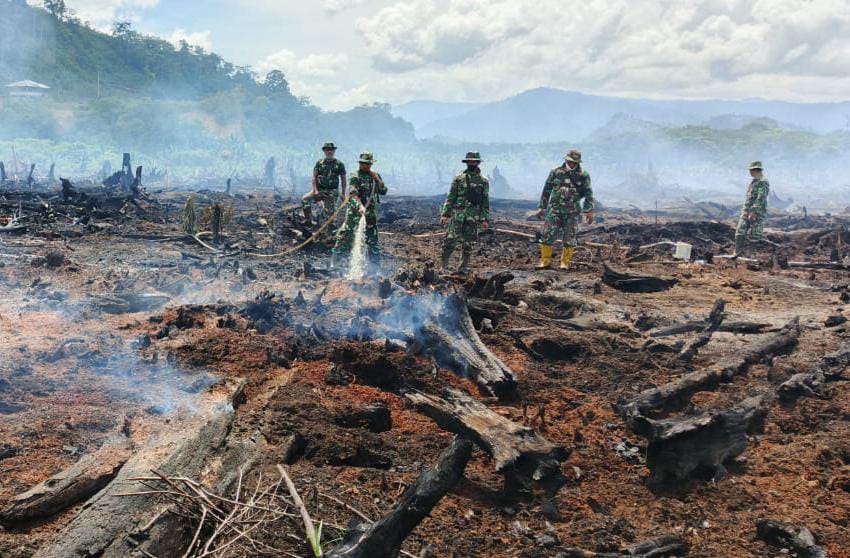 Hari Kedua Karhutla Bakongan: Asap Tipis Masih Mengepul, TNI-BPBD Tak Berhenti Padamkan Bara