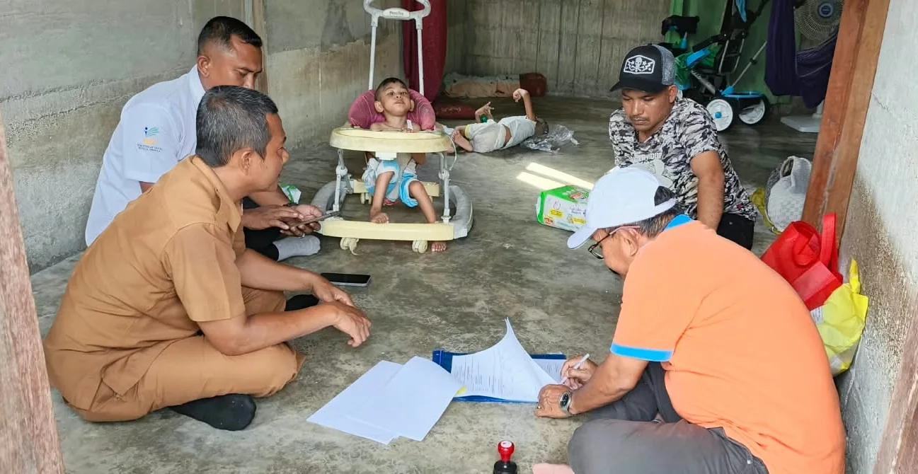 Dinas Sosial Aceh Selatan Salurkan Bantuan Untuk Tiga Anak Disabilitas di Desa Sapik