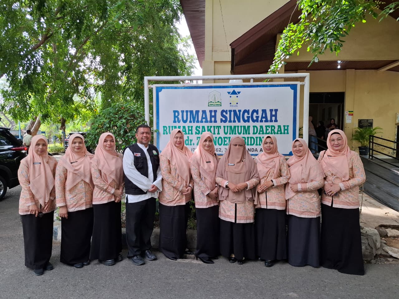 Jumat Berkah, Plt Ketua DWP Aceh Berbagi dengan Keluarga Pasien di Rumah Singgah RSUDZA